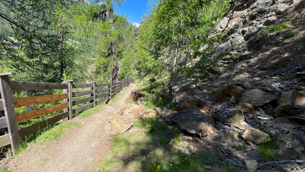 Kontrollaufgabe am Trail zu „Steine auf Trail“ | © Bike Republic Sölden, 2024