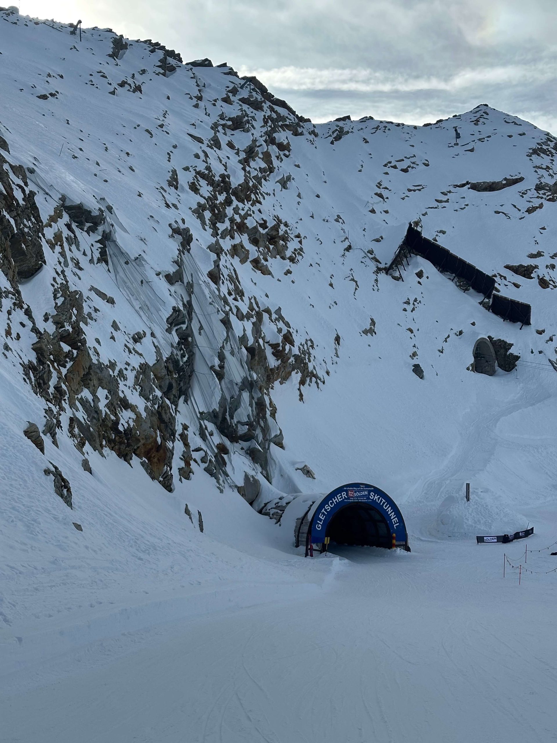 LK Kurs Skigebiete - Sicherungsmaßnahmen über dem Skitunnel zum Tiefenbachgletscher |© LO.LA