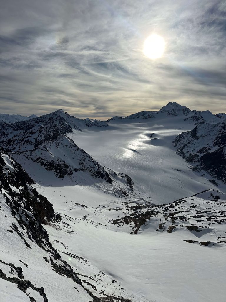 LK Kurs Skigebiete - Blick Richtung höchstem Berg Tirols – der Wildspitze |© LO.LA